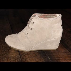 Toms desert wedge in taupe